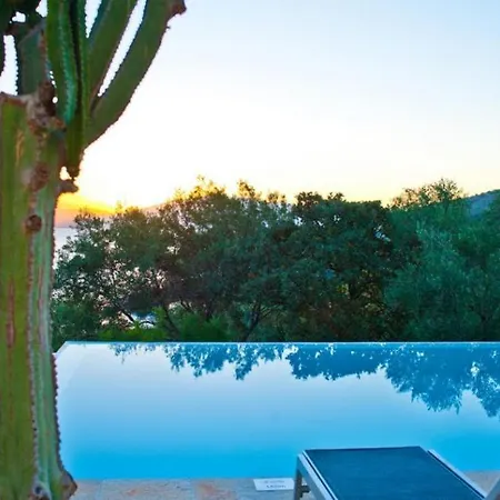 Sleeps 6 Pool Air Con Wifi Vila
